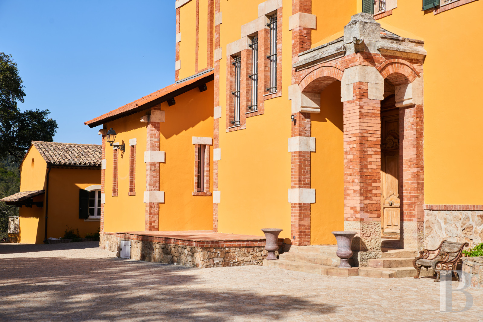 Dans le Var, sur la commune de Sainte-Maxime, une villa d’inspiration italienne dominant l’horizon jusqu’à la mer - photo  n°5